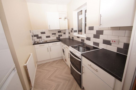 Vicarage Way, Colnbrook - Photo 3