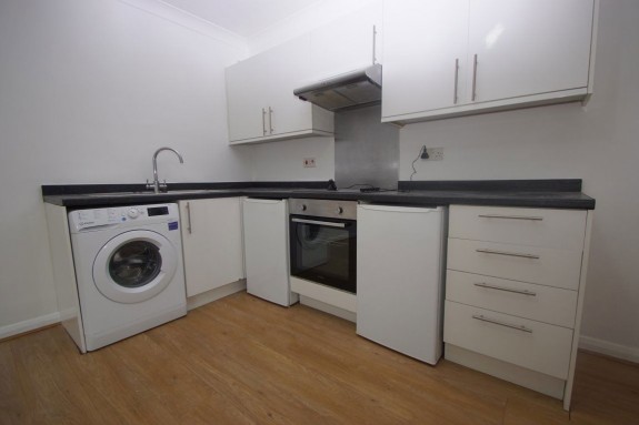 Queens Court, Slough - Photo 3