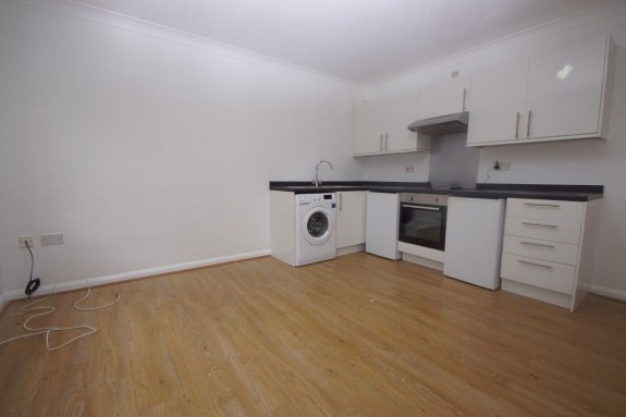 Queens Court, Slough - Photo 4