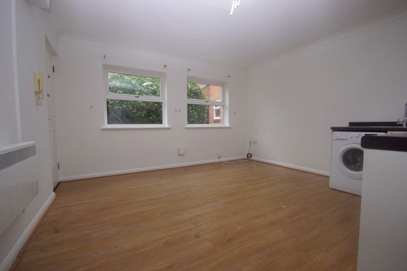 Queens Court, Slough - Photo 5