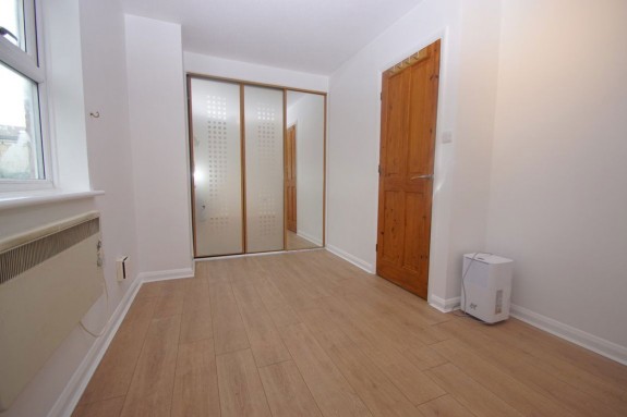 Queens Court, Slough - Photo 7