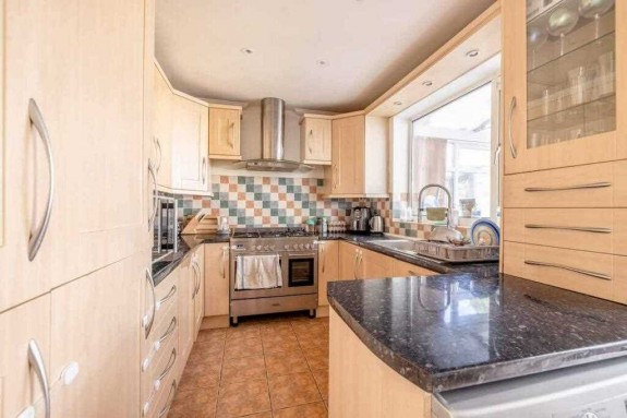 Long Furlong Drive, Britwell Estate, Slough - Photo 12