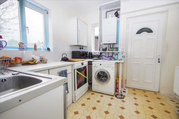 Blumfield Crescent, Burnham - Photo 10
