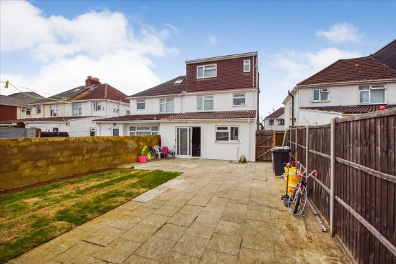 Lake Avenue, Slough - Photo 11