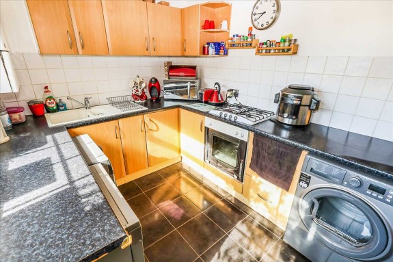 Avebury, Castle Gardens, Cippenham - Photo 9