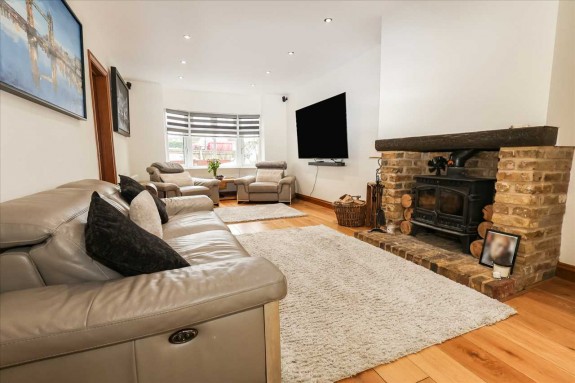 St Andrews Way, Cippenham - Photo 15