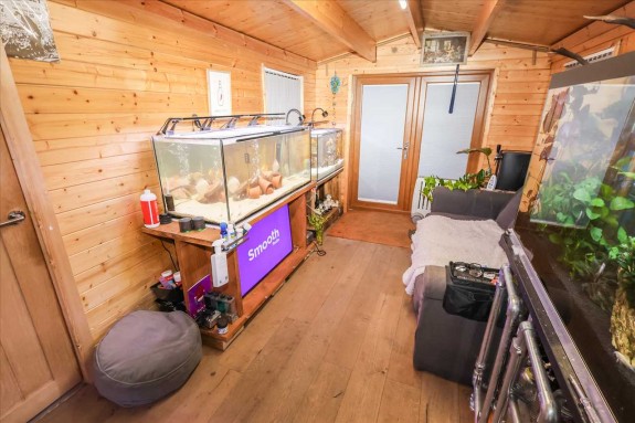 St Andrews Way, Cippenham - Photo 18