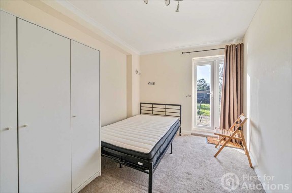 Elmshott Lane, Cippenham - Photo 3